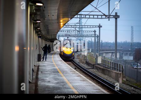 Un train à grande vitesse du sud-est arrive à la gare internationale d'Ebbsfleet par une matinée hivernale glaciale. Banque D'Images