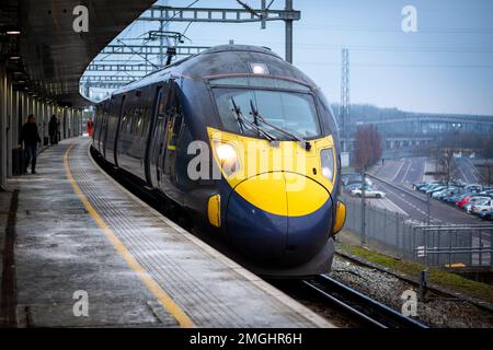 Un train à grande vitesse du sud-est arrive à la gare internationale d'Ebbsfleet par une matinée hivernale glaciale. Banque D'Images