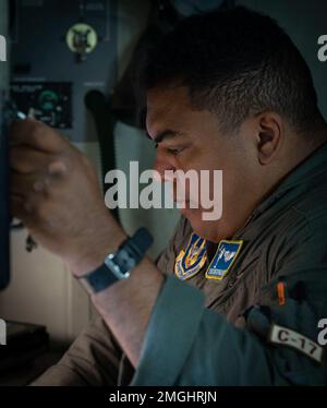 ÉTATS-UNIS Le sergent d'état-major de la Force aérienne Christopher Bucy-Espinoza, chargé de charge affecté au Escadron de transport aérien 300th, examine les États-Unis Commandes techniques de la Force aérienne C-17 Globemaster III, joint base Charleston, Caroline du Sud, 24 août 2022. Les charmeurs dirigent et sécurisent le chargement tout en travaillant main dans la main avec les partenaires communs et la force totale pour assurer une mobilité mondiale rapide. Banque D'Images