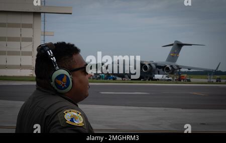 ÉTATS-UNIS Le sergent d'état-major de la Force aérienne Christopher Bucy-Espinoza, chargé de charge affecté à l'escadron de transport aérien 300th, inspecte les moteurs d'un É.-U. Air Force C-17 Globemaster III pendant les contrôles avant le vol, joint base Charleston, Caroline du Sud, 24 août 2022. Les charmeurs dirigent et sécurisent le chargement tout en travaillant main dans la main avec les partenaires communs et la force totale pour assurer une mobilité mondiale rapide. Banque D'Images