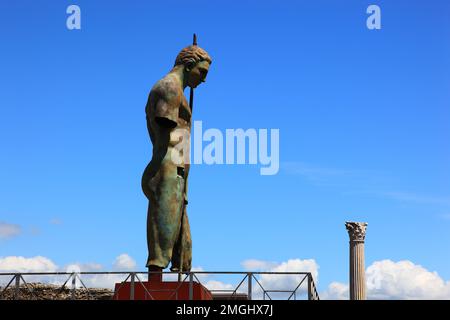 Statue des Daedalus (von Mitoraj), Daidalos, Gestalt in der griechischen Mythologie, Pompeji, antike Stadt in Kampanien am Golf von Neapel, beim Ausbr Banque D'Images