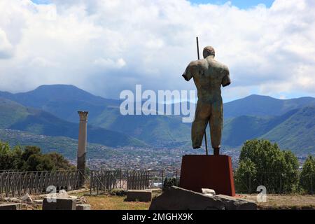 Statue des Daedalus (von Mitoraj), Daidalos, Gestalt in der griechischen Mythologie, Pompeji, antike Stadt in Kampanien am Golf von Neapel, beim Ausbr Banque D'Images