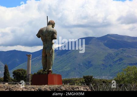 Statue des Daedalus (von Mitoraj), Daidalos, Gestalt in der griechischen Mythologie, Pompeji, antike Stadt in Kampanien am Golf von Neapel, beim Ausbr Banque D'Images