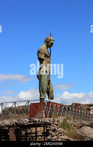 Statue des Daedalus (von Mitoraj), Daidalos, Gestalt in der griechischen Mythologie, Pompeji, antike Stadt in Kampanien am Golf von Neapel, beim Ausbr Banque D'Images