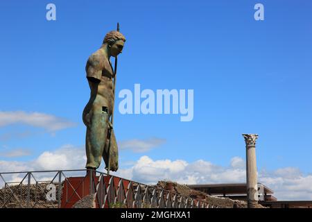 Statue des Daedalus (von Mitoraj), Daidalos, Gestalt in der griechischen Mythologie, Pompeji, antike Stadt in Kampanien am Golf von Neapel, beim Ausbr Banque D'Images