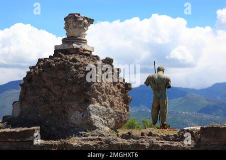 Statue des Daedalus (von Mitoraj), Daidalos, Gestalt in der griechischen Mythologie, Pompeji, antike Stadt in Kampanien am Golf von Neapel, beim Ausbr Banque D'Images