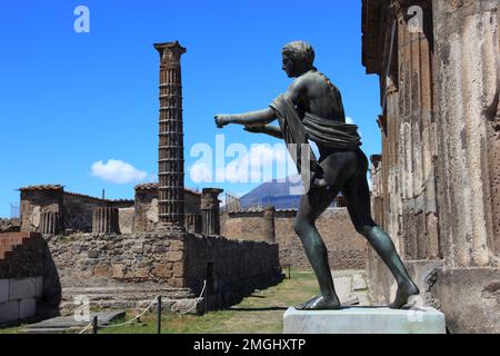 Statue des Apollon Am Apollo-Tempel von 120 v.Chr., dem griechisch-römischen Gott gewidmet, Pompeji, antike Stadt in Kampanien am Golf von Neapel, beim Banque D'Images