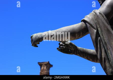 Detail, Statue des Apollon am Apollo-Tempel von 120 v.Chr., dem griechisch-römischen Gott gewidmet, Pompeji, antike Stadt in Kampanien am Golf von Neap Banque D'Images