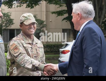 Le Sgt. Jerry Dunn, Chef de commandement de l'escadre de transport aérien 374th, à gauche, salue le secrétaire de la Force aérienne Frank Kendall lors de sa visite au quartier général de l'escadre de transport aérien 374th, à la base aérienne de Yokota, au Japon, le 24 août 2022. Au cours de sa visite au Japon, Kendall a souligné l'importance stratégique de la base aérienne de Yokota et des impératifs opérationnels du Département de la Force aérienne. Banque D'Images