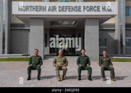 ÉTATS-UNIS Le lieutenant-général de la Force aérienne James Jacobson, au centre à gauche, commandant adjoint de la Force aérienne du Pacifique, pose avec la direction de la Force aérienne japonaise d'autodéfense et de la 35th Escadre Fighter lors d'une visite à la direction du PACAF à la base aérienne de Misawa, au Japon, le 24 août 2022. Jacobson s'est rendu à Misawa pour en apprendre davantage sur la mission de la base et sur son partenariat avec la Force aérienne d'autodéfense du Japon. Banque D'Images