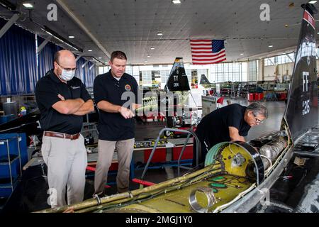 Robert Pilarczyk (à gauche), Hill Engineering, et Larry Hall (au centre), 809th, Escadron de maintenance des aéronefs, technicien en inspection non destructive, examine un T-38, comme Oscar Almeida (à droite), 575th, Escadron de maintenance des aéronefs, électricien, effectue la maintenance, le 24 août 2022, À la joint base San Antonio-Randolph, Texas. Tous font partie du programme d'inspection et d'entretien des réparations talon (TRIM). Le programme D'AJUSTEMENT sera exécuté sur 190 appareils T-38. Cette fonctionnalité permet une maintenance localisée au niveau du dépôt pour remplacer ou réparer les pièces clés. Banque D'Images