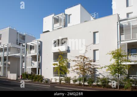 Façade résidentielle immeuble blanc moderne et balcon extérieur sur fond bleu ciel Banque D'Images