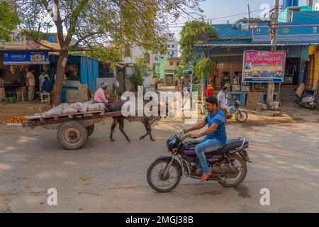 Puttaparthi, Andra Pradesh - Inde - 21 janvier.2023: Charrette de taureau ou de boeuf de l'Inde dirigée par l'homme dans le village. Banque D'Images