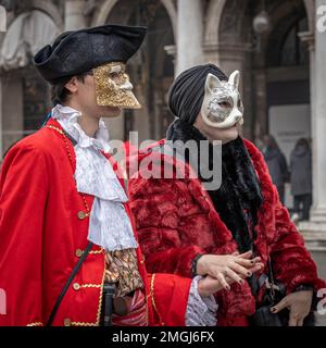 Magnifique couple de masques à St. Marquez la place pendant le traditionnel carnaval vénitien. Carnaval de Venise - festival annuel mondialement célèbre pour sa fantaisie Banque D'Images