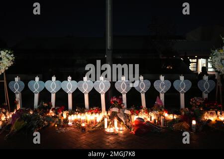 Coeurs en bois avec les noms des victimes de fusillades de masse Valentino Marcos Alvero, Hongying Jian, Yu LUN Kao, Lilian Li, My Nhan, Ming Wei ma, Diana Man L. Banque D'Images