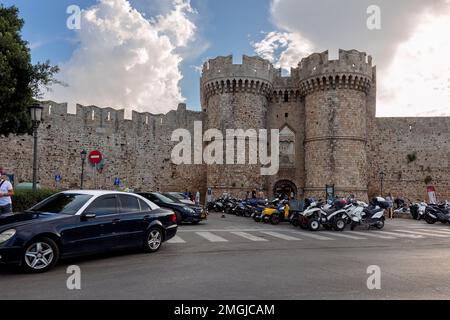 Rhodes, Grèce - 24 août 2022 : murs et porte de la mer de la ville de Rhodes. Porte marine de l'île de Rhodes, mer Méditerranée, Grèce Banque D'Images