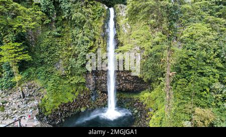 Vue aérienne de la chute d'eau de Lembah Anai, une destination touristique de la nature à Padang. Sumatera Ouest, Indonésie, 26 janvier 2023 Banque D'Images