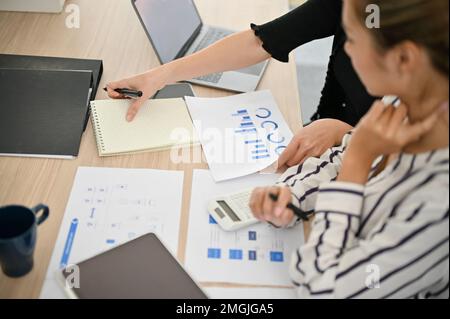 Vue de dessus d'une équipe financière d'entreprise discuter et remue-méninges, travailler sur les données financières d'entreprise sur le rapport, faire un plan d'investissement togeth Banque D'Images