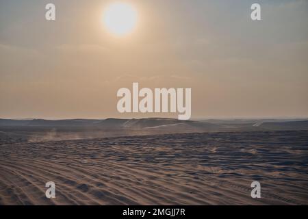 Délalez-vous sur les dunes près de Doha, où des centaines de pistes peuvent être vues par les amateurs de sensations fortes en 4x4. Banque D'Images