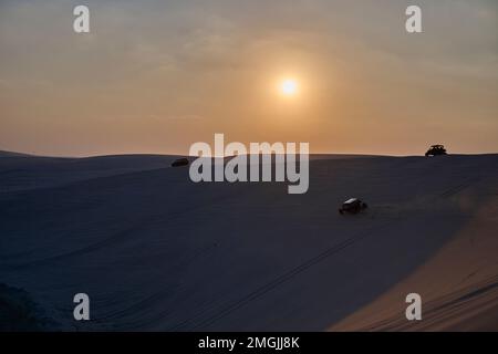 Un 4x4 en buggy au-dessus des dunes près de Doha, où les touristes et les amateurs de sensations fortes de Qataris se rendent pour se divertir. Banque D'Images