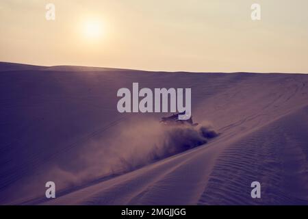 Un 4x4 en buggy au-dessus des dunes près de Doha, où les touristes et les amateurs de sensations fortes de Qataris se rendent pour se divertir. Banque D'Images