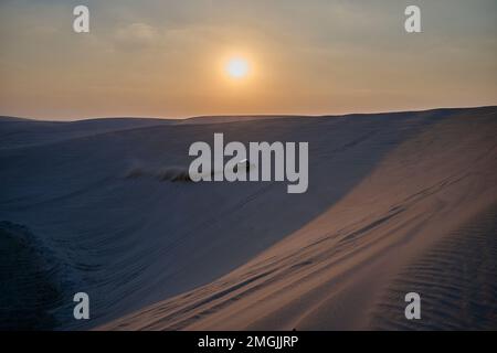 Un 4x4 en buggy au-dessus des dunes près de Doha, où les touristes et les amateurs de sensations fortes de Qataris se rendent pour se divertir. Banque D'Images