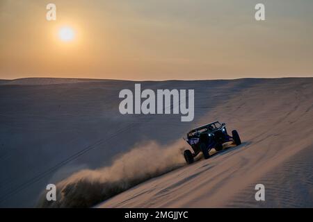 Un 4x4 en buggy au-dessus des dunes près de Doha, où les touristes et les amateurs de sensations fortes de Qataris se rendent pour se divertir. Banque D'Images