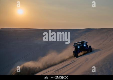 Un 4x4 en buggy au-dessus des dunes près de Doha, où les touristes et les amateurs de sensations fortes de Qataris se rendent pour se divertir. Banque D'Images