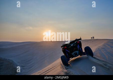 Un 4x4 en buggy au-dessus des dunes près de Doha, où les touristes et les amateurs de sensations fortes de Qataris se rendent pour se divertir. Banque D'Images