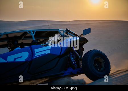 Un 4x4 en buggy au-dessus des dunes près de Doha, où les touristes et les amateurs de sensations fortes de Qataris se rendent pour se divertir. Banque D'Images