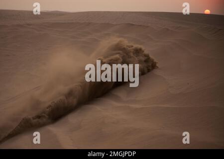 Délalez-vous sur les dunes près de Doha, où des centaines de pistes peuvent être vues par les amateurs de sensations fortes en 4x4. Banque D'Images