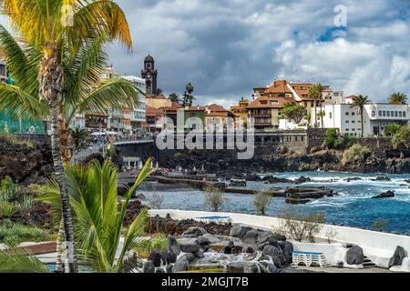 Blick auf den Strand von San Telmo und Puerto de la Cruz, Teneriffa, Kanarische Inseln, Spanien | vie sur la plage de San Telmo et Puerto de la Cruz, dix Banque D'Images