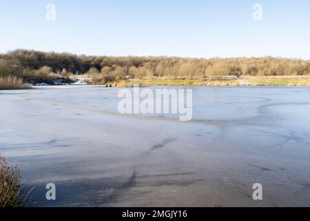 hiver lac gelé pendant une journée ensoleillée Banque D'Images