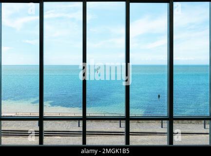 Anthony Gormley une autre sculpture de temps comme vu de Turner fenêtre contemporaine, Margate, Kent, Angleterre Banque D'Images