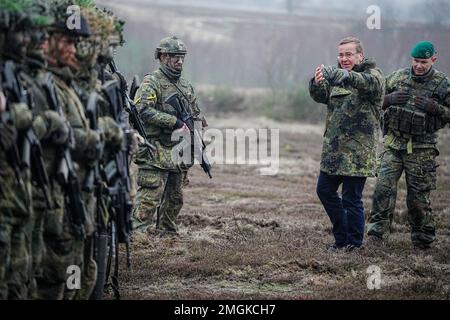 26 janvier 2023, Saxe-Anhalt, Möckern: Boris Pistorius (SPD), ministre fédéral de la Défense, se tient avec des soldats lors de sa visite inaugurale dans les Forces armées allemandes, à l'aire d'entraînement d'Altengrabow. À la suite de l'analyse des tirs et de l'entraînement au combat des logisticiens de la base des forces armées et de l'infanterie blindée de l'armée, le ministre prévoit de tenir des pourparlers avec les soldats. Photo : Kay Nietfeld/dpa Banque D'Images