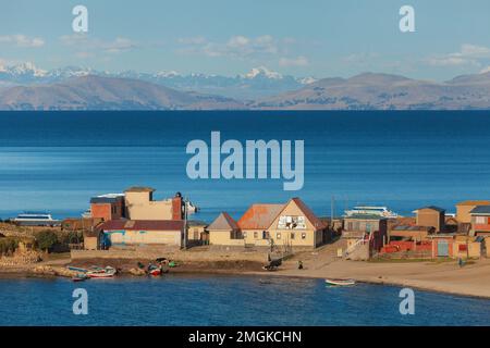 Village sur l'île du Soleil. Lac Titicaca Banque D'Images