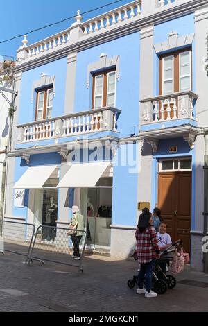 Ténérife, Espagne - 24 janvier 2023: Maison peinte en bleu typique dans la ville de San Cristobal de la Laguna à Ténérife, îles Canaries, Espagne Banque D'Images