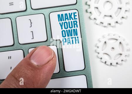 Créez votre propre chemin. Clavier d'ordinateur blanc sur la table de bureau. Banque D'Images