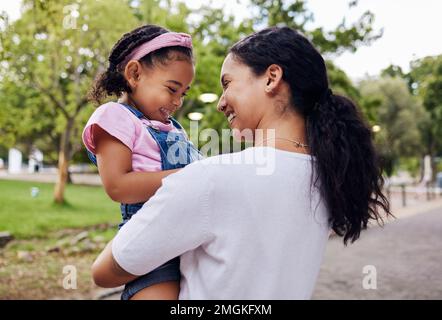 Heureux, famille et mère avec fille dans un parc, rire et jouer tout en liant l'extérieur ensemble. Amour, femme noire et fille embrassant dans un Banque D'Images