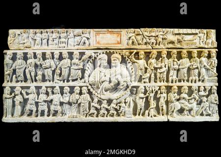 Le sarcophage d'Adelphia. Sarcophage en marbre blanc, double registre avec l'image des morts dans le médaillon central. Les scènes figuratives sont disposées sur le devant du sarcophage et représentent des épisodes de l'ancien et du Nouveau Testament. Production de l'atelier romain. Deuxième quart quatrième siècle AD - Museo Archeologico Regionale Paolo Orsi - Syracuse, Sicile, Italie Banque D'Images