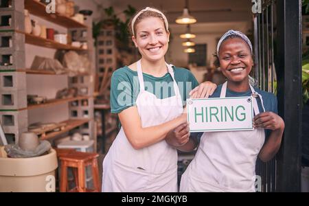 L'embauche d'affiches, de portraits et de personnes ou de propriétaires d'entreprise dans le cadre du recrutement de la diversité, de l'occasion de carrière ou de l'offre en magasin. Femme noire, partenaire et vente au détail Banque D'Images