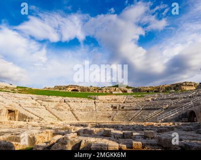 Le théâtre grec de Syracuse est un théâtre situé dans le parc archéologique de Neapolis, sur les pentes du côté sud de la colline de Temenite, à Syracuse, en Sicile. Construit dans le 5th siècle av. J.-C., il a été ensuite reconstruit dans le 3rd siècle av. J.-C. Et encore transformé à l'époque romaine - Parc archéologique de Neapolis - Syracuse, Sicile, Italie Banque D'Images