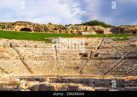 Le théâtre grec de Syracuse est un théâtre situé dans le parc archéologique de Neapolis, sur les pentes du côté sud de la colline de Temenite, à Syracuse, en Sicile. Construit dans le 5th siècle av. J.-C., il a été ensuite reconstruit dans le 3rd siècle av. J.-C. Et encore transformé à l'époque romaine - Parc archéologique de Neapolis - Syracuse, Sicile, Italie Banque D'Images