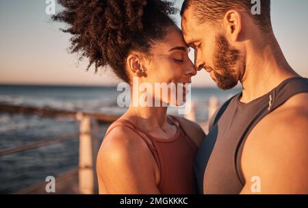 Couple noir, sourire et câlin avec front par plage embrassant la relation, la compassion ou l'amour et le soin. Un homme et une femme heureux se touchent les têtes en souriant Banque D'Images