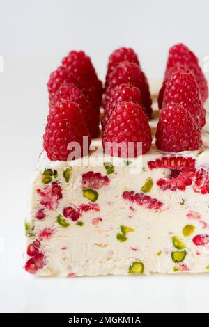 Semifreddo à la framboise et aux pistaches Banque D'Images