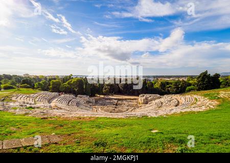 Le théâtre grec de Syracuse est un théâtre situé dans le parc archéologique de Neapolis, sur les pentes du côté sud de la colline de Temenite, à Syracuse, en Sicile. Construit dans le 5th siècle av. J.-C., il a été ensuite reconstruit dans le 3rd siècle av. J.-C. Et encore transformé à l'époque romaine - Parc archéologique de Neapolis - Syracuse, Sicile, Italie Banque D'Images