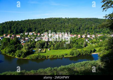 Vue sur Hann. Münden du Weserliedanlage. Paysage panoramique de la ville avec la confluence des rivières Werra et Fulda dans le Weser. Banque D'Images