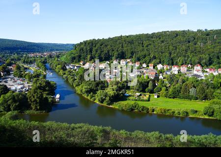 Vue sur Hann. Münden du Weserliedanlage. Paysage panoramique de la ville avec la confluence des rivières Werra et Fulda dans le Weser. Banque D'Images