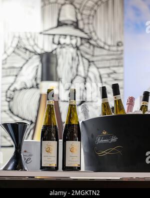 Cracovie, Pologne - 17 novembre 2022: Salon international du vin ENOEXPO à Cracovie. Les producteurs de vin du monde entier rencontrent les importateurs di Banque D'Images