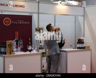 Cracovie, Pologne - 17 novembre 2022: Salon international du vin ENOEXPO à Cracovie. Les producteurs de vin du monde entier rencontrent les importateurs di Banque D'Images